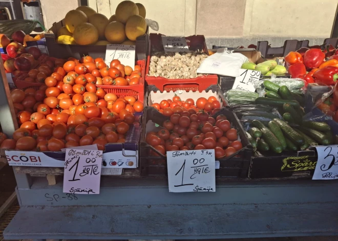 Jauns.lv devās uz Rīgas Centrāltirgu, lai aplūkotu, kādi pavasara vēstneši šobrīd ir pieejami tirgū un cik tie maksā.