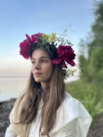 Malgožata ar uzpītu Jāņu vainagu.