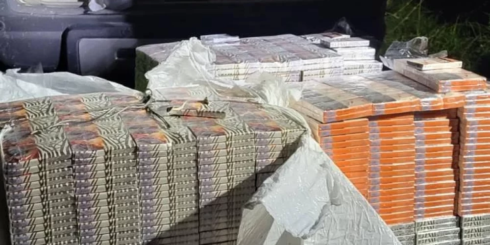 Augšdaugavas novadā automašīnā konstatētas 90 000 nelegālās cigaretes.