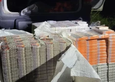 Augšdaugavas novadā mašīnas bagāžniekā atrod 90 000 nelegālu cigarešu