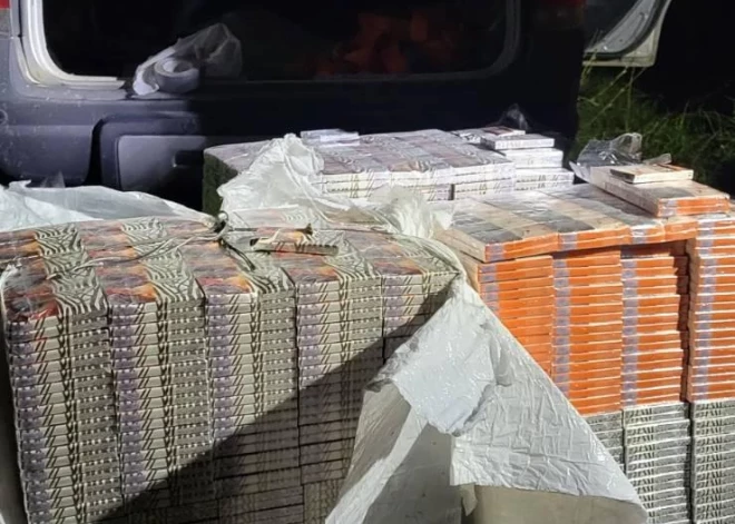 Augšdaugavas novadā mašīnas bagāžniekā atrod 90 000 nelegālu cigarešu