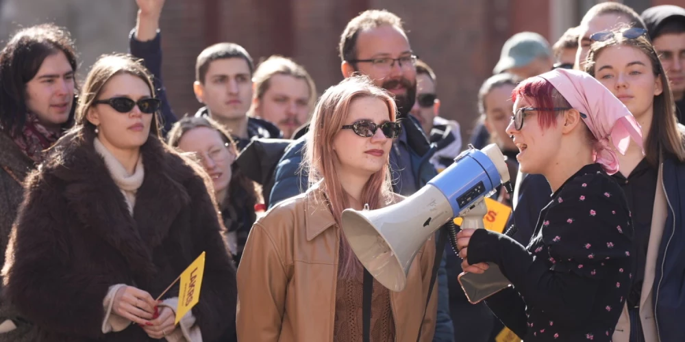 В четверг, 19 марта, у здания Сейма прошли активные протесты против планируемых поправок к Трудовому закону.