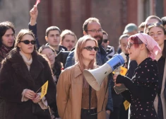 "За каждый час - полную оплату!" Люди в Латвии вышли на протест против сокращения доплат за сверхурочную работу. ФОТО, ВИДЕО