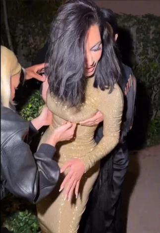 Komanda un draudzene Stefānija palīdz piecelties.