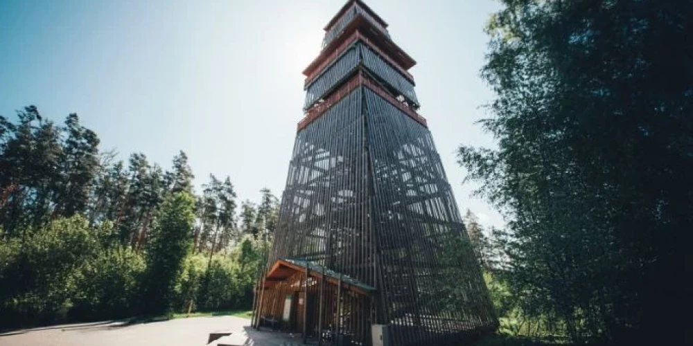 Uz remonta laiku slēgts skatu tornis LVM dabas parkā Tērvetē.