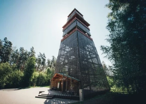 Uz remonta laiku slēgts skatu tornis LVM dabas parkā Tērvetē.