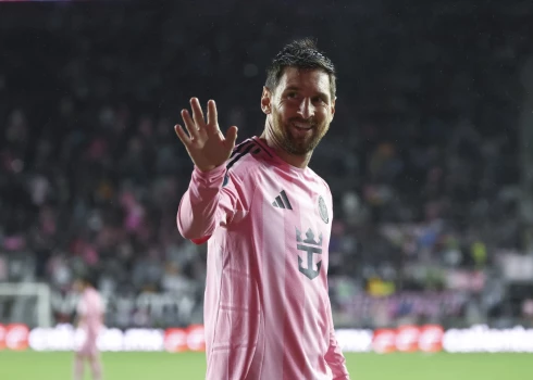 Mesi 900 vārtus karjerā guva mazāk spēlēs nekā Krištianu Ronaldu.