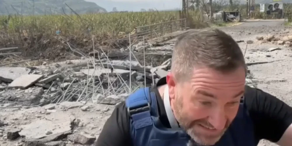 "Russia Today" propagandas filmēšanas grupas komanda glābjas no raķešu trieciena.