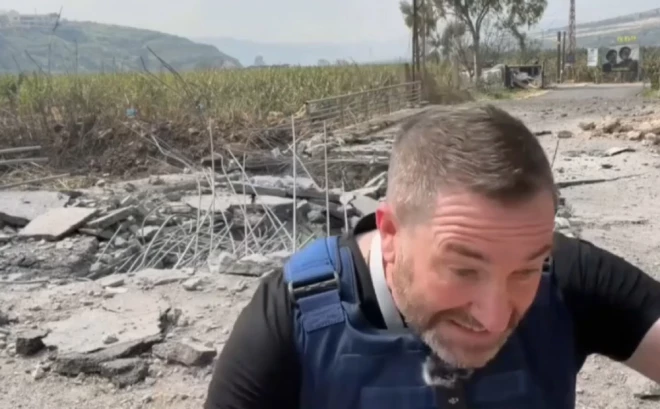 "Russia Today" propagandas filmēšanas grupas komanda glābjas no raķešu trieciena.