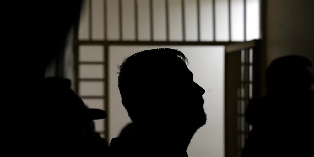 Kriminālprocesā aizdomās par krāpšanos 1,5 miljonus eiro vērtos informācijas tehnoloģiju (IT) iepirkumos apcietinājums kā drošības līdzeklis piemērots trim personām, no kurām viena ir valsts amatpersona.