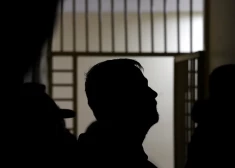 Trīs cilvēki apcietināti kriminālprocesā par krāpšanos IT iepirkumos