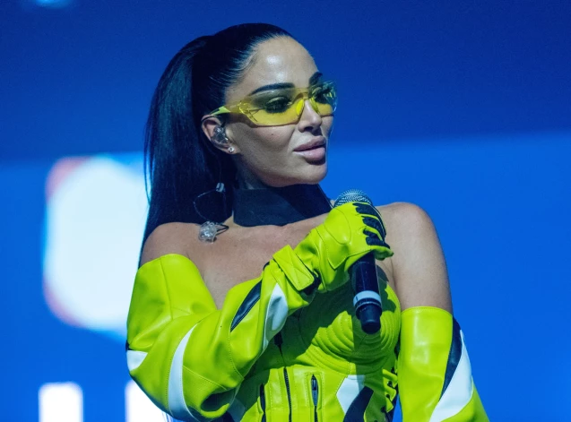 Tulisa koncertā 2025. gadā.