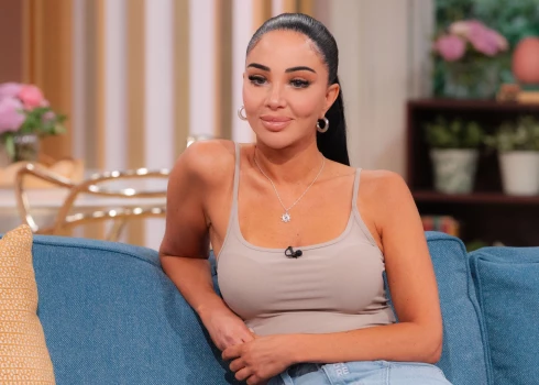 Britu dziedātāja Tulisa.