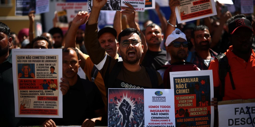 Migrantu protesta akcija pie Portugāles parlamenta, prasot tiesības un uzturēšanās atļaujas.