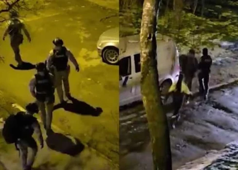 В Ильгюциемсе у жилого дома задержали двух человек по подозрению в обороте наркотиков.