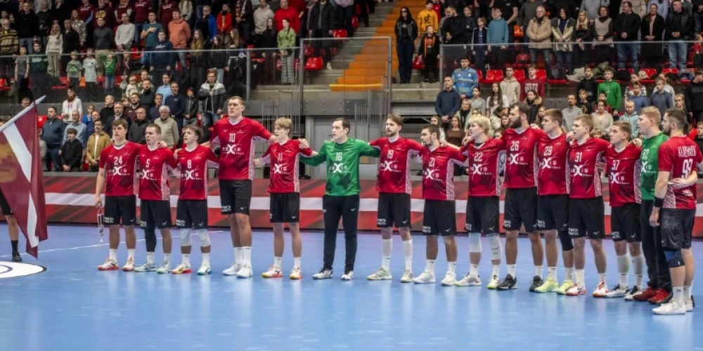 Latvijas handbola izlase. Diemžēl spēlē pret Poliju nevarēja palīdzēt Dainis Krištopāns (foto: Latvijas Handbola federācija / Facebook)