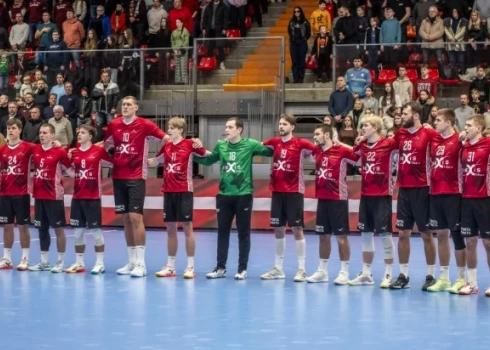 Latvijas handbola izlase. Diemžēl spēlē pret Poliju nevarēja palīdzēt Dainis Krištopāns (foto: Latvijas Handbola federācija / Facebook)