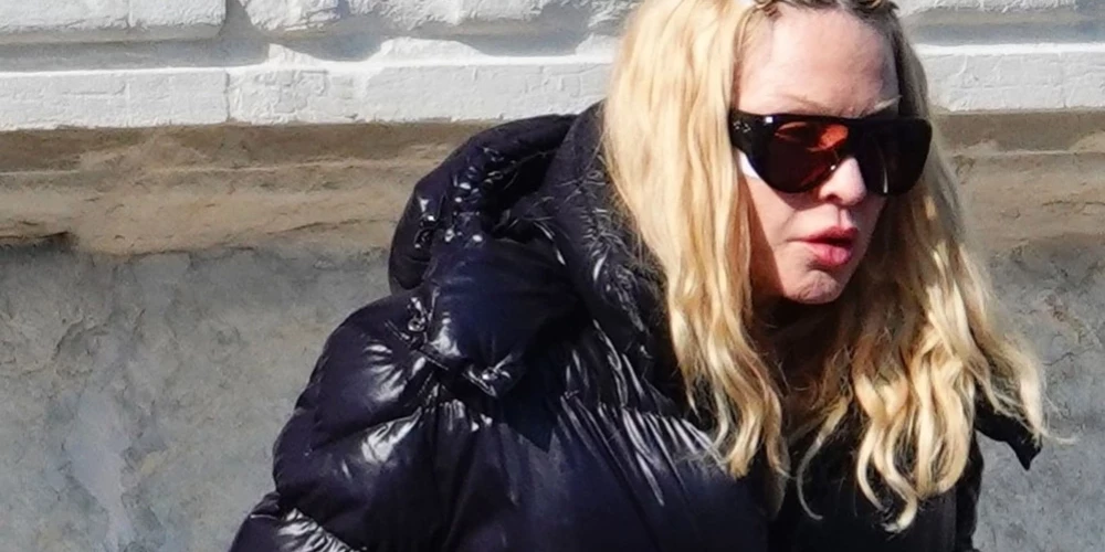 Madonna Venēcijā slēpj plāksteri uz vaiga un vēlas palikt neatpazīta.