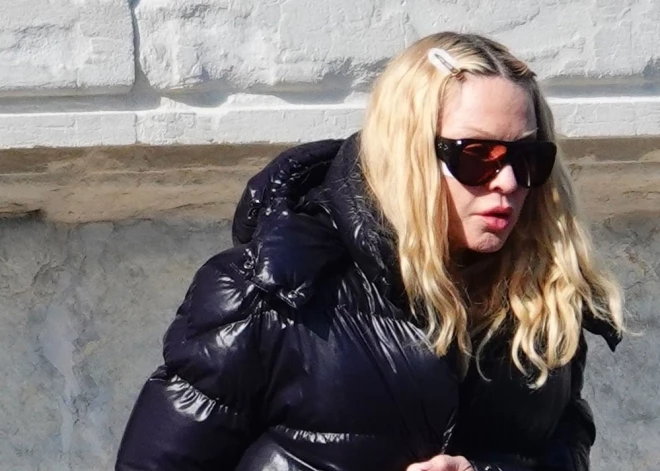 Madonna Venēcijā slēpj plāksteri uz vaiga un vēlas palikt neatpazīta.