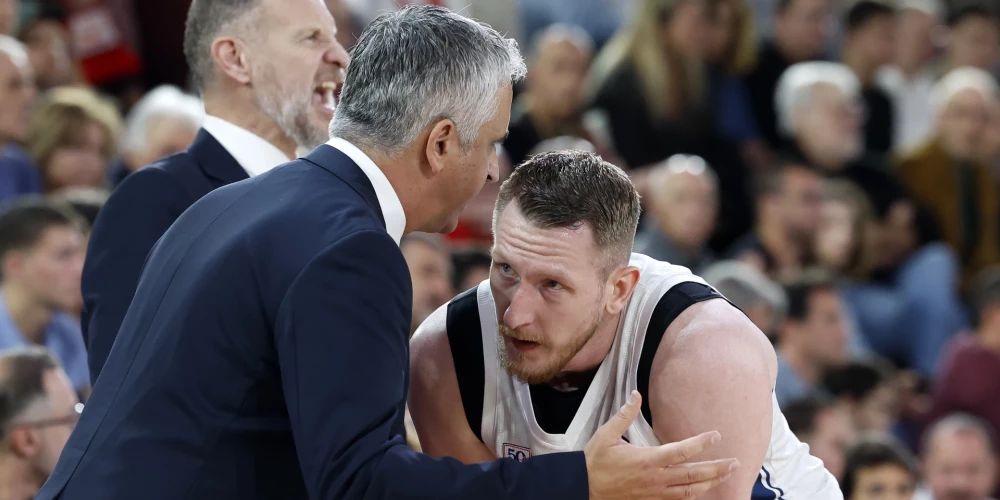 Rolands Šmits uzklausa "Anadolu Efes" serbu trenera Igora Kokoškova norādījumus