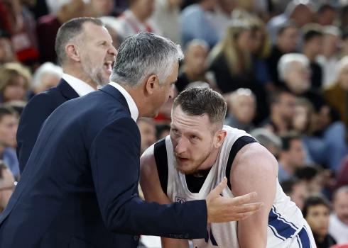 Rolands Šmits uzklausa "Anadolu Efes" serbu trenera Igora Kokoškova norādījumus