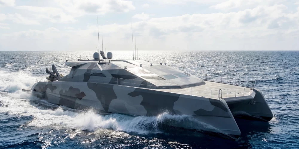 "Latitude Yachts" īpaši specializējas lielizmēra kompozītmateriālu konstrukcijās, modernās ražošanas tehnoloģijās un robotizētā precīzijas frēzēšanā, kas ļauj ražot sarežģītas formas un augstas precizitātes detaļas kuģu būvniecībā.