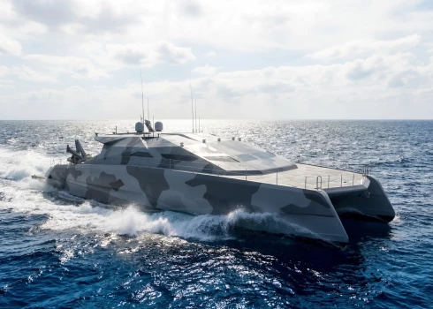 "Latitude Yachts" īpaši specializējas lielizmēra kompozītmateriālu konstrukcijās, modernās ražošanas tehnoloģijās un robotizētā precīzijas frēzēšanā, kas ļauj ražot sarežģītas formas un augstas precizitātes detaļas kuģu būvniecībā.