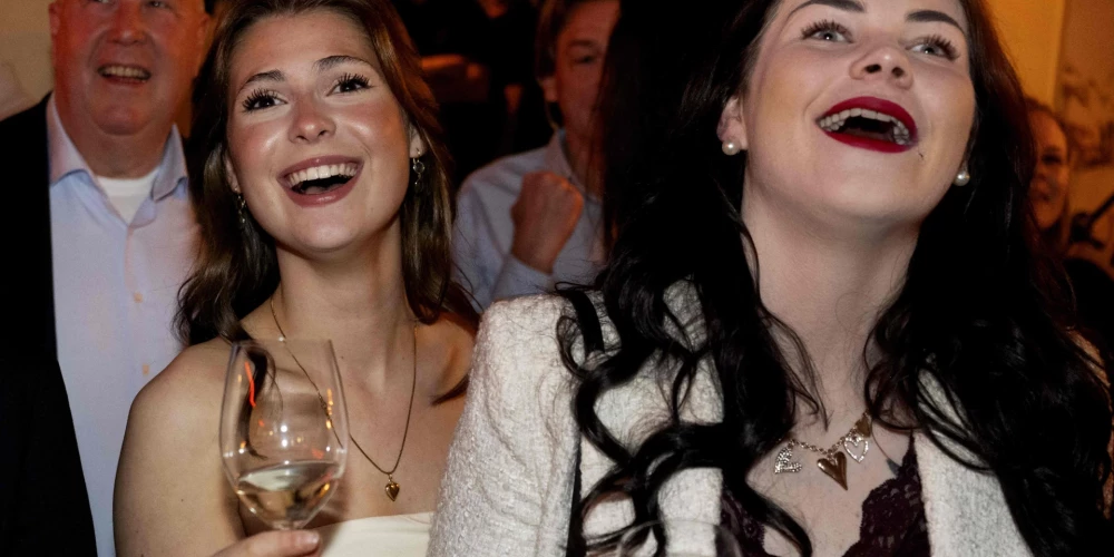 Galēji labējās partijas "Demokrātijas forums" (FvD) locekles priecājas par rezultātiem Amsterdamā