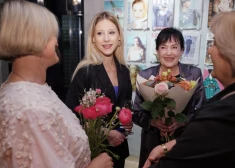 Eksprezidents, ekspremjeri, slavenības un citi mākslas cienītāji bauda ikoniskai Latvijas modes personībai veltītās izstādes “Asnate Smeltere. Nepārtrauktība” atklāšanu. VIDEO, FOTO