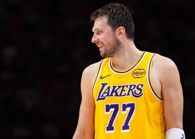Pirmais pēc Kobes Braienta. Luka Dončičs aizvada rezultatīvāko spēli Losandželosas "Lakers" kreklā