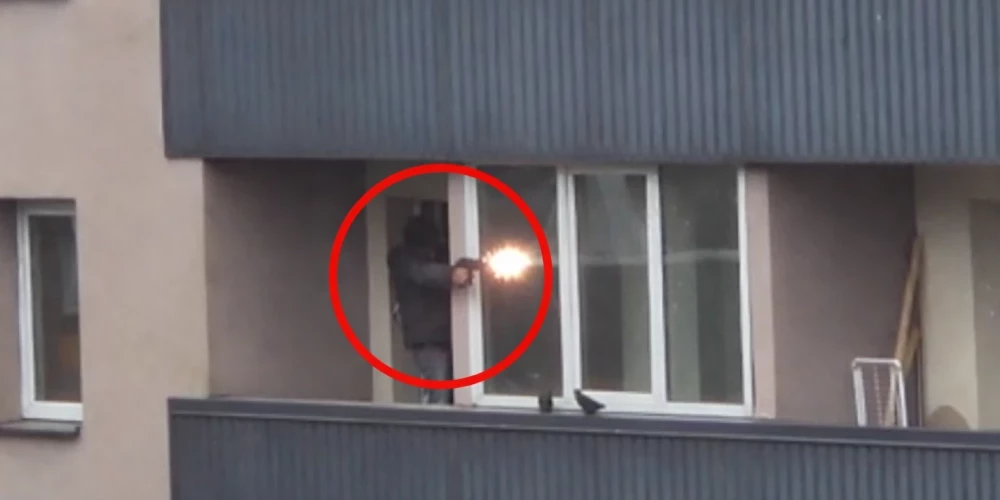 Trešdienas pievakarē liepājniekus satrauca militāri noskaņots vīrietis, kurš šaudījās no kāda Ezerkrasta mikrorajona daudzstāvu nama balkona.