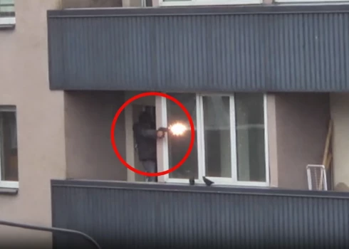 Trešdienas pievakarē liepājniekus satrauca militāri noskaņots vīrietis, kurš šaudījās no kāda Ezerkrasta mikrorajona daudzstāvu nama balkona.