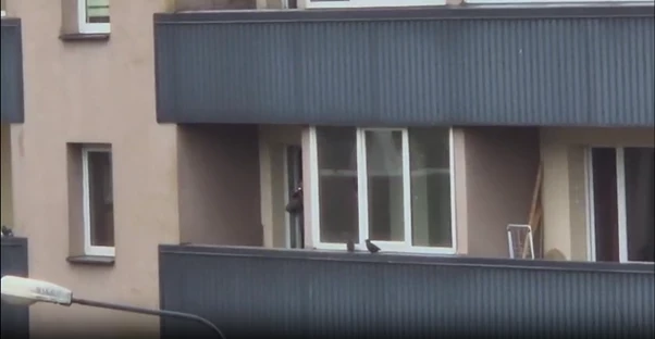 Trešdienas pievakarē liepājniekus satrauca militāri noskaņots vīrietis, kurš šaudījās no kāda Ezerkrasta daudzdzīvokļu nama balkona.