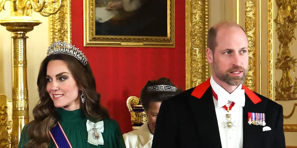 Fani sajūsmā par jauno Viljama un Ketrīnas portretu pirms banketa Vindzorā.