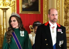 FOTO: Velsas princis un princese iepriecina karaliskās ģimenes fanus ar jaunu portretu