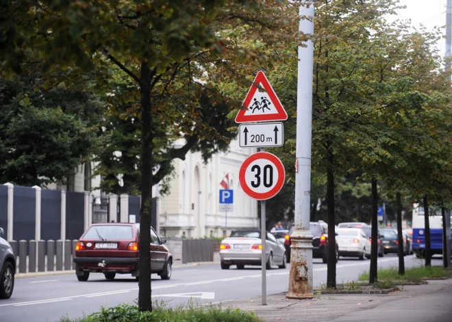 IEA naftas patēriņa samazināšanai iesaka strādāt no mājām un samazināt atļauto braukšanas ātrumu