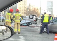 Mašīna apgāzās uz jumta. Varšavas centrā notika smaga avārija, viens cilvēks nogādāts slimnīcā