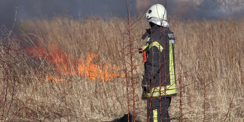 Vakar dzēsti deviņi kūlas ugunsgrēki.
