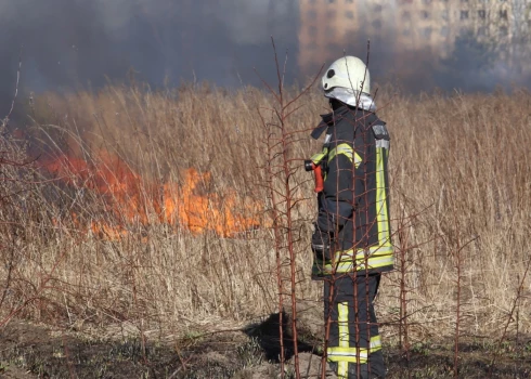 Vakar dzēsti deviņi kūlas ugunsgrēki. 