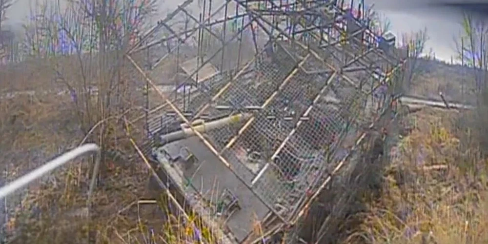 Ukrainas aizstāvji ar dronu palīdzību jau laikus izvietoja mīnas, kas iznīcināja okupantu bruņutehniku.