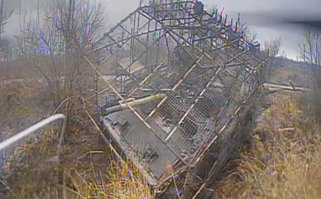 Ukrainas aizstāvji ar dronu palīdzību jau laikus izvietoja mīnas, kas iznīcināja okupantu bruņutehniku.