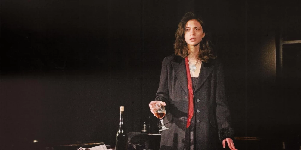 Актриса Софья Крюк великолепно «держит» зал, полностью завладевая зрительским вниманием.