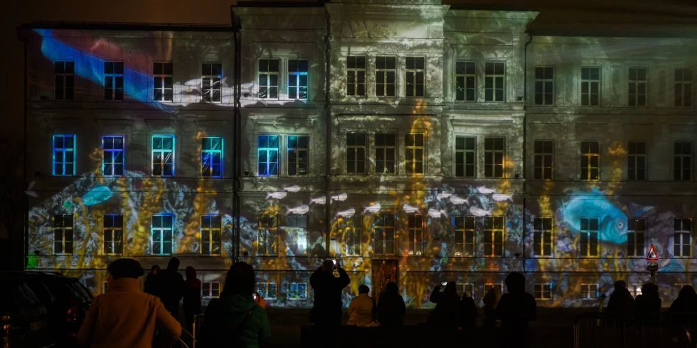 Liepājas gaismas pastaigas radošās projekcijas izgaismo ēkas un ielas.