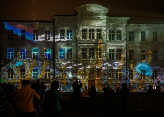 Liepājas gaismas pastaigas radošās projekcijas izgaismo ēkas un ielas.