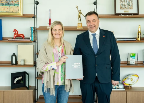 SOK prezidente Kirstija Koventrija kopā ar LOK prezidentu Raimondu Lazdiņu.