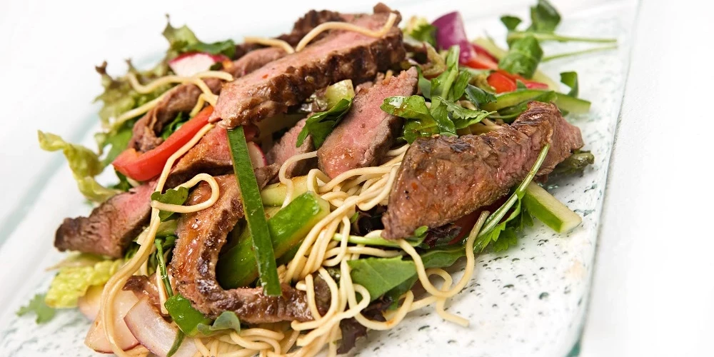 Figūrai draudzīgi, gardi salāti ar liellopa gaļu.