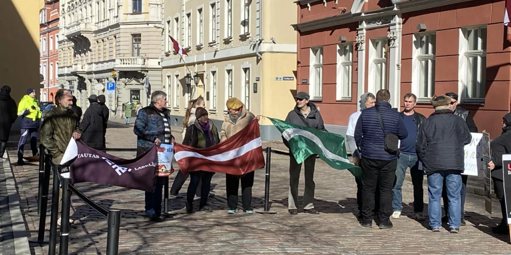 Piektdien, 20. martā, pie Saeimas pulcējās aptuveni 50 cilvēki, lai protestētu pret vēja parku izbūvi Latvijā.