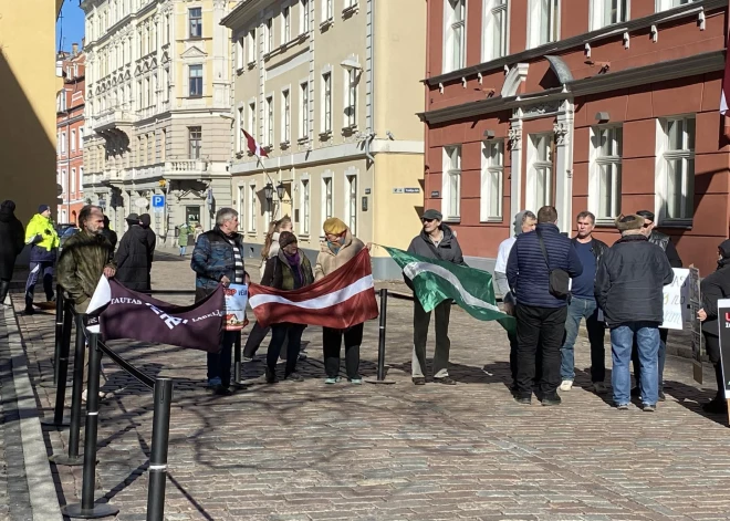Piektdien, 20. martā, pie Saeimas pulcējās aptuveni 50 cilvēki, lai protestētu pret vēja parku izbūvi Latvijā.