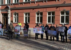 FOTO, VIDEO: pie Saeimas pulcējas aptuveni 50 cilvēki, protestējot pret vēja parku izbūvi Latvijā