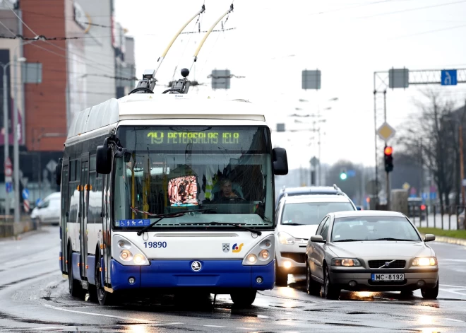 Cilvēkiem iesaka strādāt no mājām un atteikties no pārvietošanās